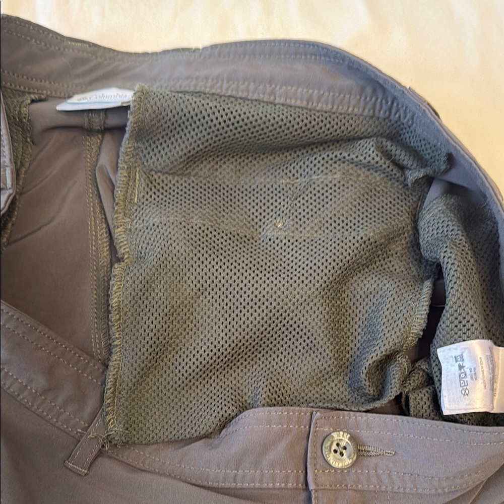 Columbia Green Cargo Shorts with Knee-Length Cut - Picture 5 of 10